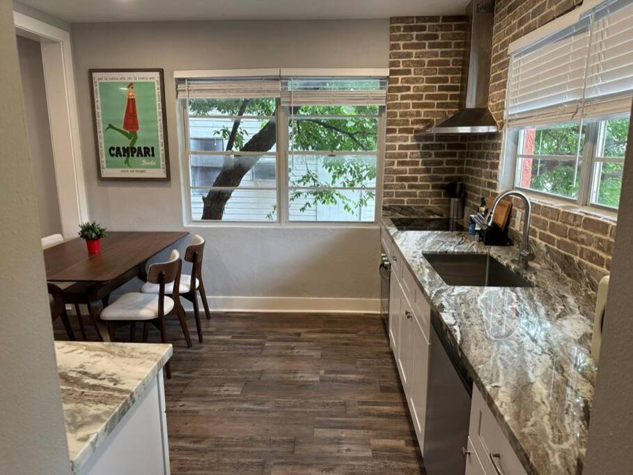 Elegant 1 Bdr Montrose-bologna@the Italian Plaza *