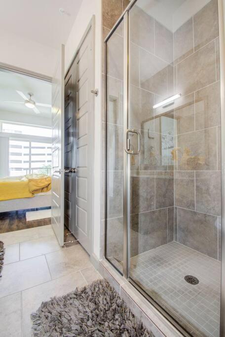 5* Luxury Living Downtown Kingbed