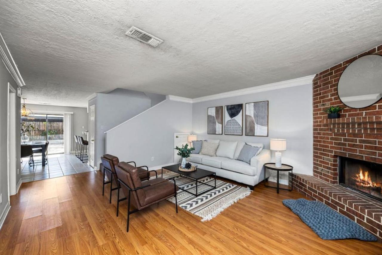 Montrose Two Homes 4 Bedroom 3400sf Sleeps 20 Downtown Multiple Families * Houston