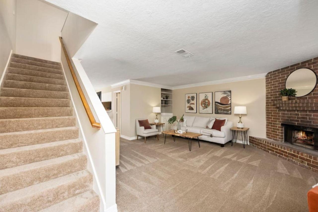 Montrose Two Homes 4 Bedroom 3400sf Sleeps 20 Downtown Multiple Families Holiday home *