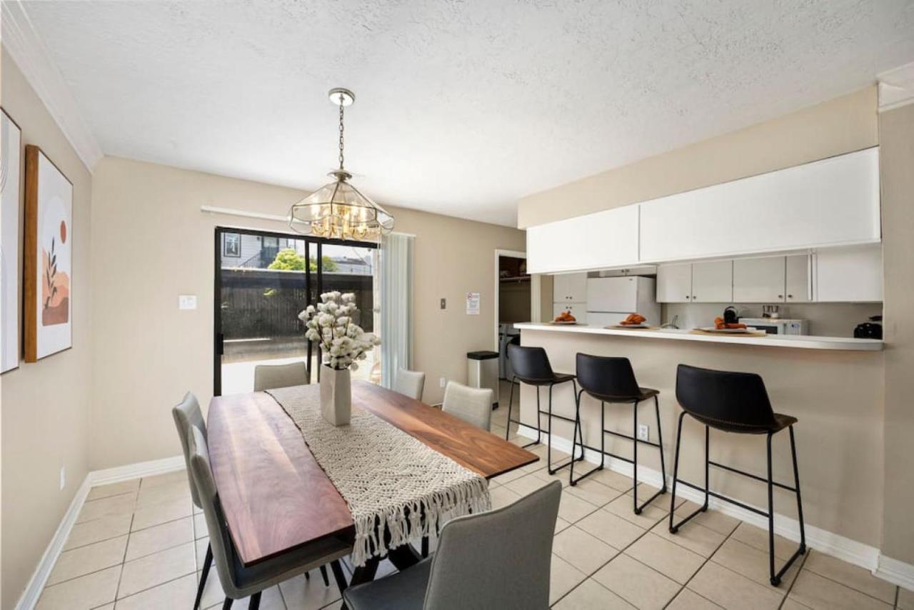 Montrose Two Homes 4 Bedroom 3400sf Sleeps 20 Downtown Multiple Families Holiday home