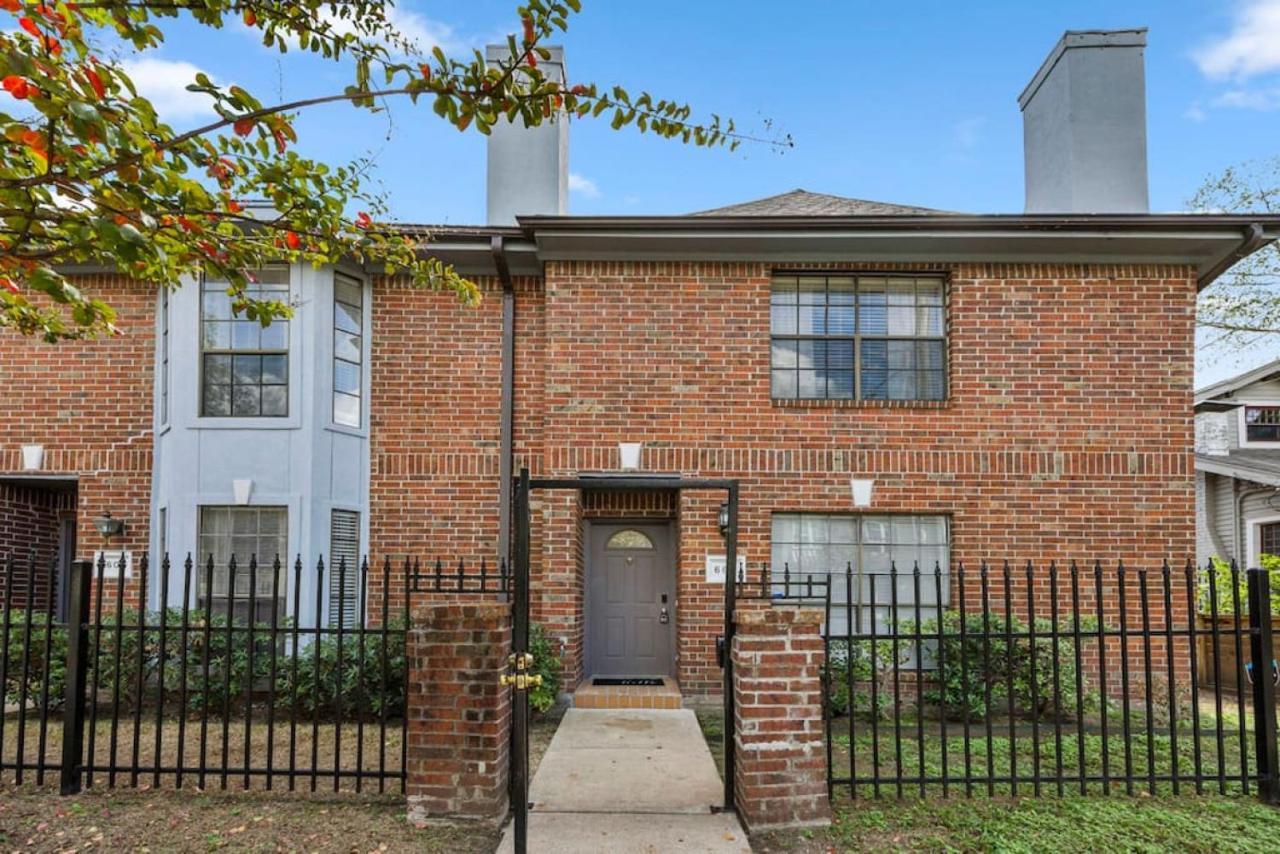 Montrose Two Homes 4 Bedroom 3400sf Sleeps 20 Downtown Multiple Families Holiday home Houston