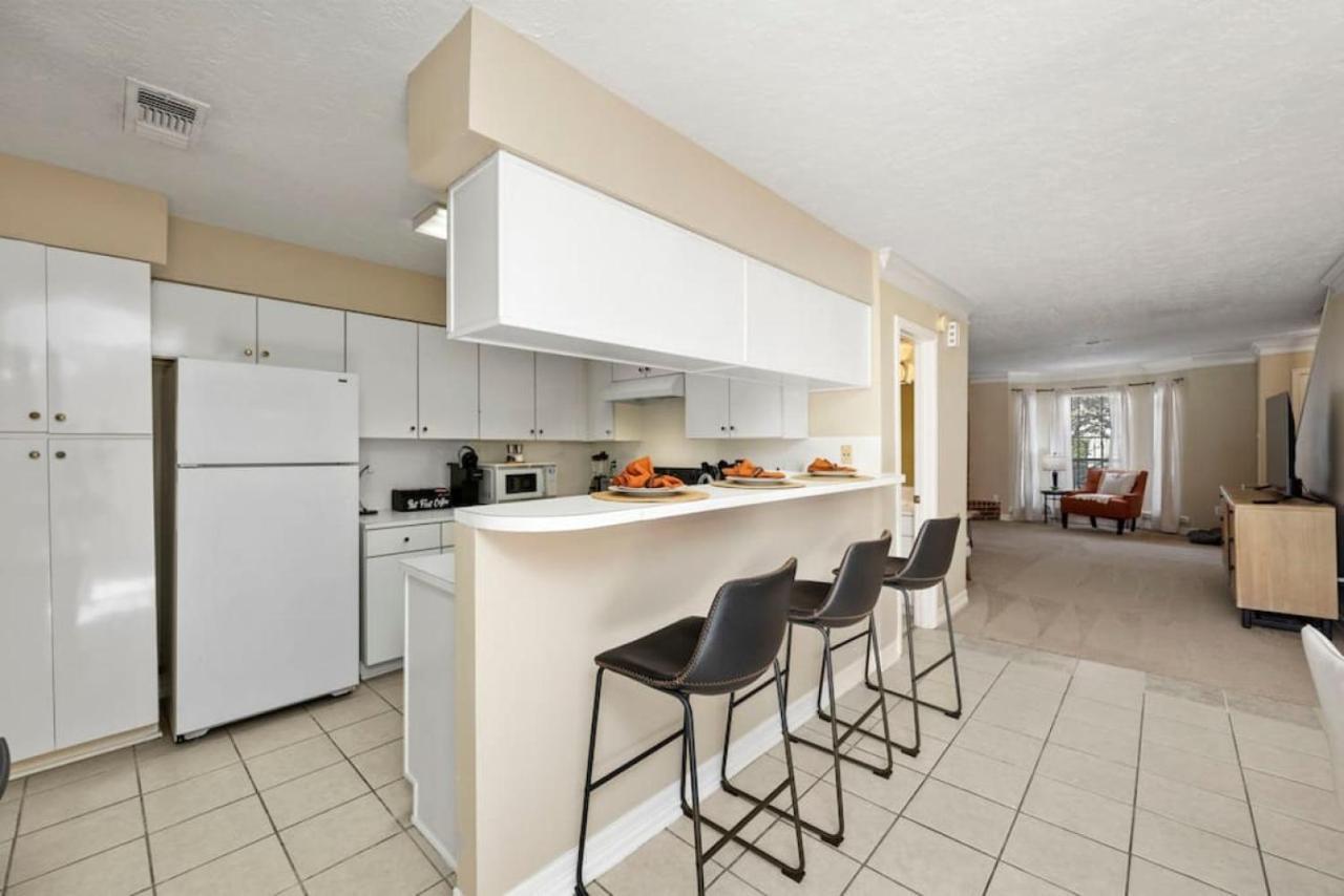 Holiday home Montrose Two Homes 4 Bedroom 3400sf Sleeps 20 Downtown Multiple Families *