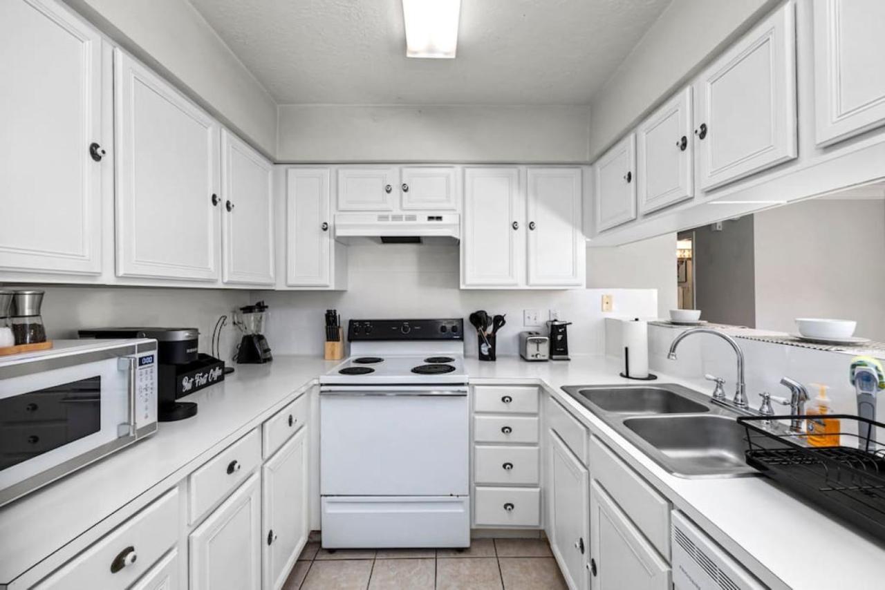 Holiday home Montrose Two Homes 4 Bedroom 3400sf Sleeps 20 Downtown Multiple Families Houston