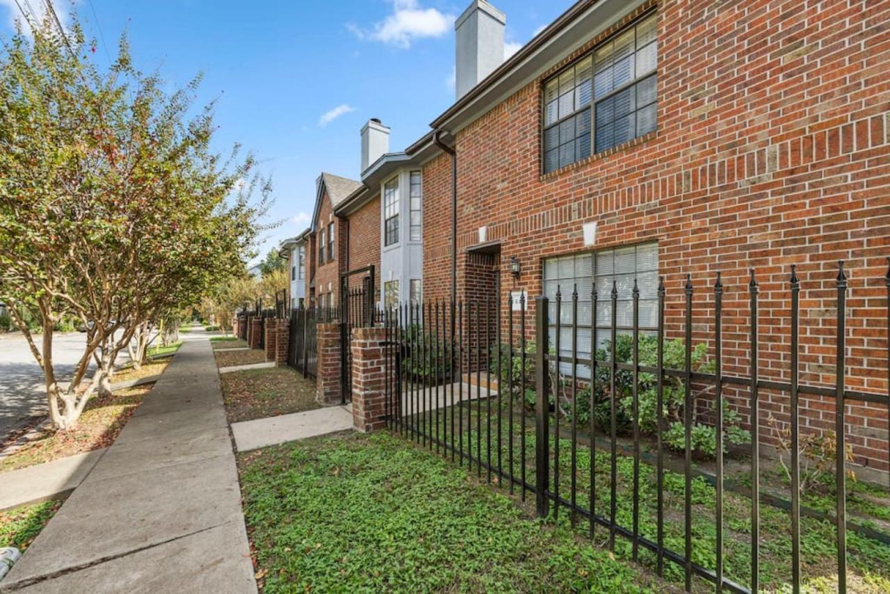 Montrose Two Homes 4 Bedroom 3400sf Sleeps 20 Downtown Multiple Families Holiday home *