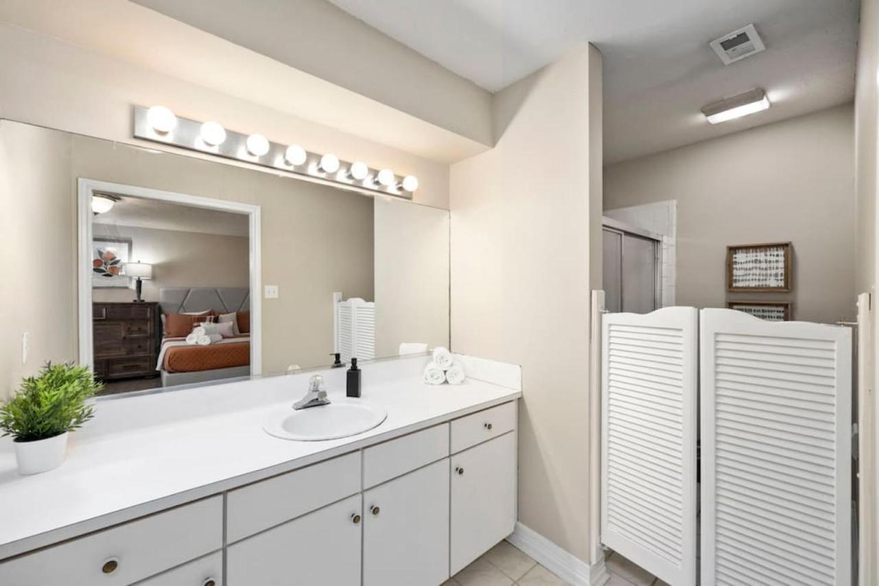 Holiday home Montrose Two Homes 4 Bedroom 3400sf Sleeps 20 Downtown Multiple Families Houston