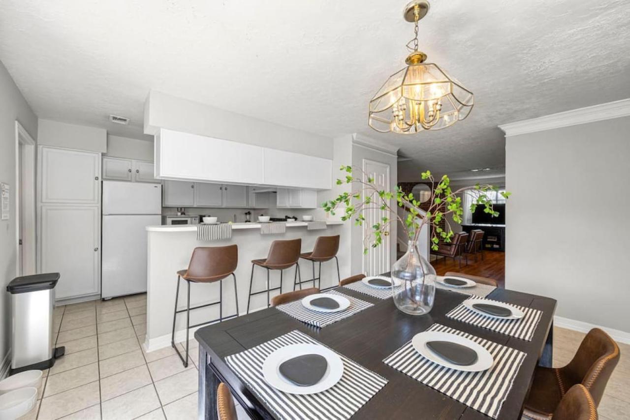 Montrose Two Homes 4 Bedroom 3400sf Sleeps 20 Downtown Multiple Families Holiday home Houston