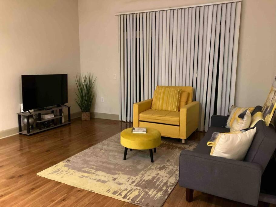 Lux 2/2 With Amenities * Houston