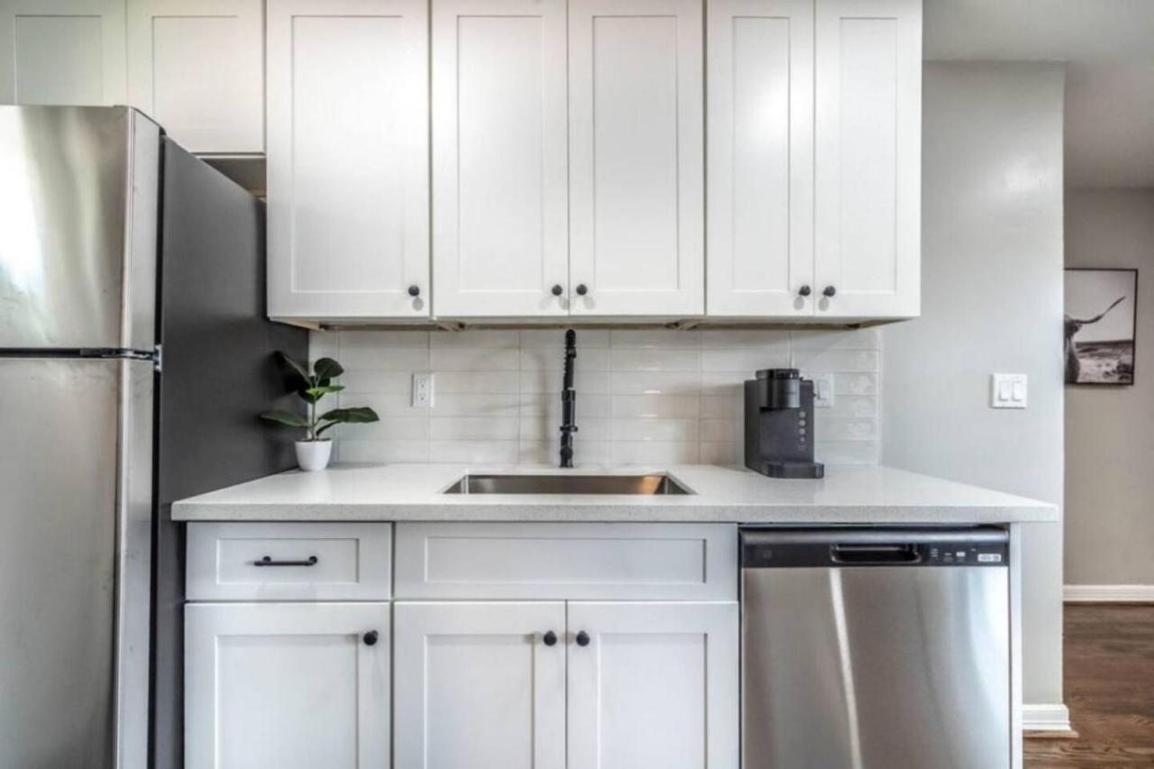 Apartment Roomy Urban Montrose! Free Parking #3 *