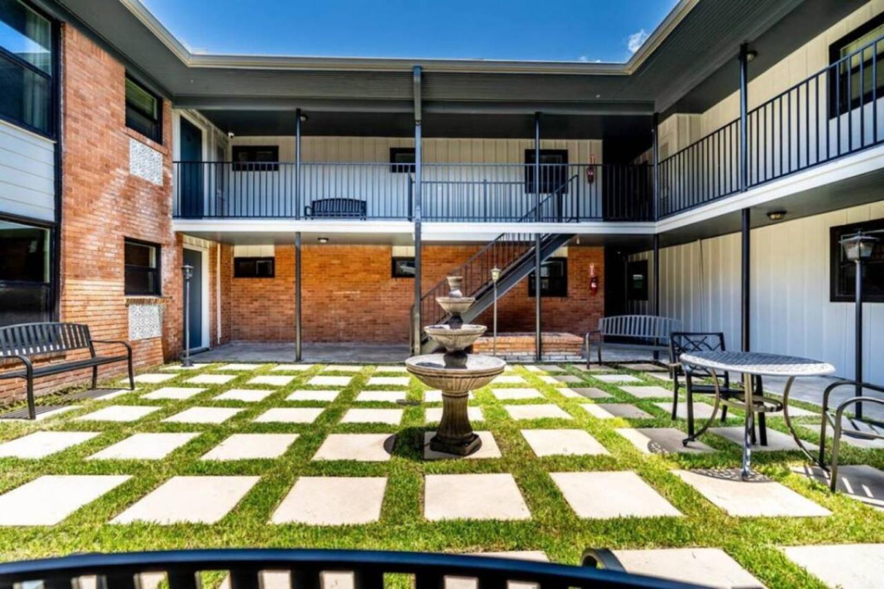 Roomy Urban Montrose! Free Parking #3 Houston