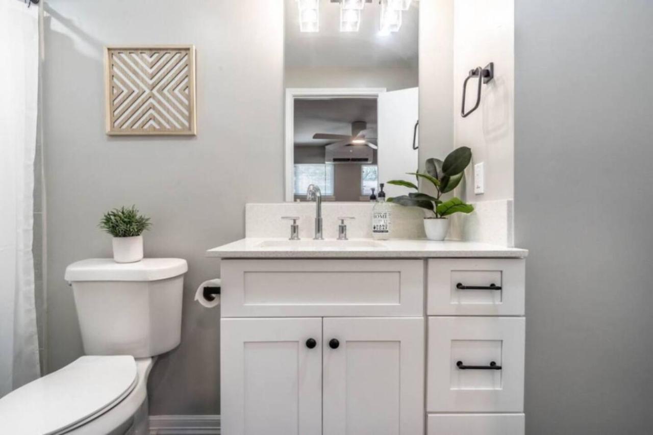 Roomy Urban Montrose! Free Parking #3 Apartment *