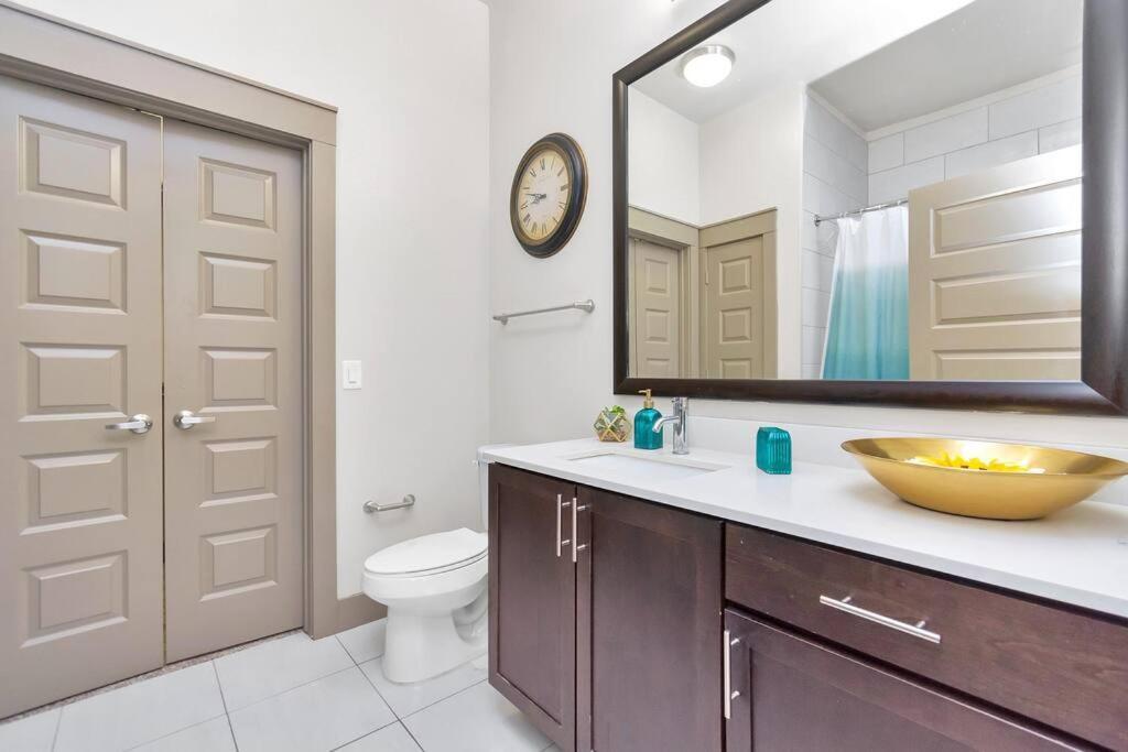 U1 Penthouse With Car Dwntown 1br 1bth Apartment
