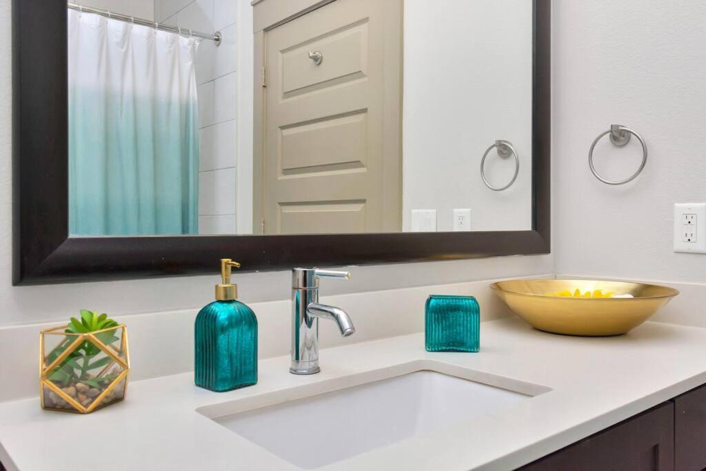 Apartment U1 Penthouse With Car Dwntown 1br 1bth *