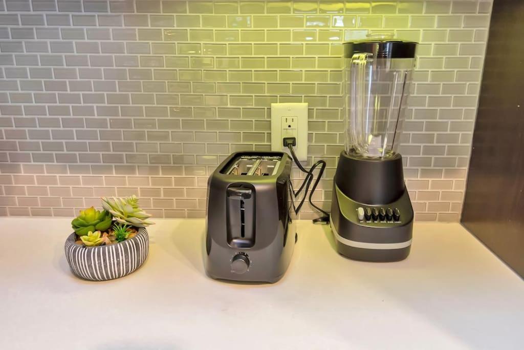 U1 Penthouse With Car Dwntown 1br 1bth *