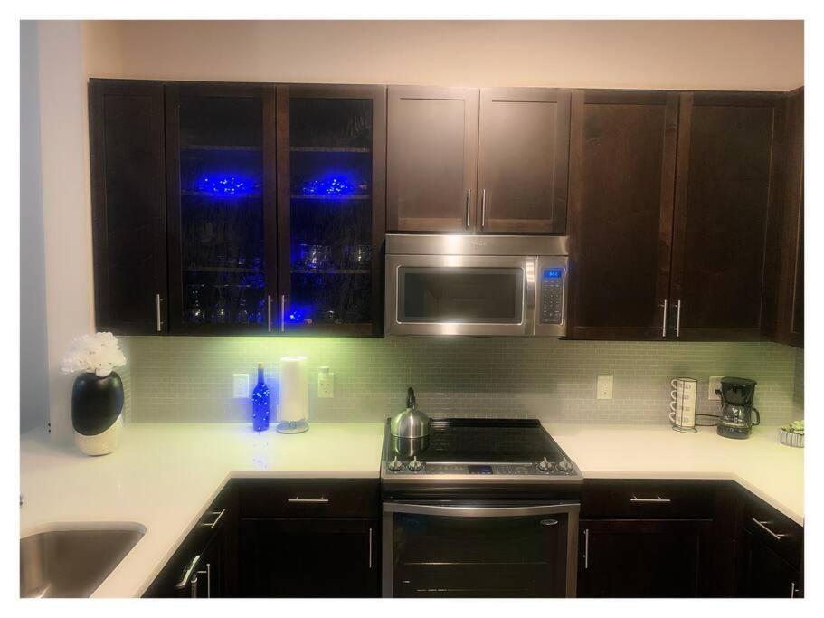 Apartment U1 Penthouse With Car Dwntown 1br 1bth *