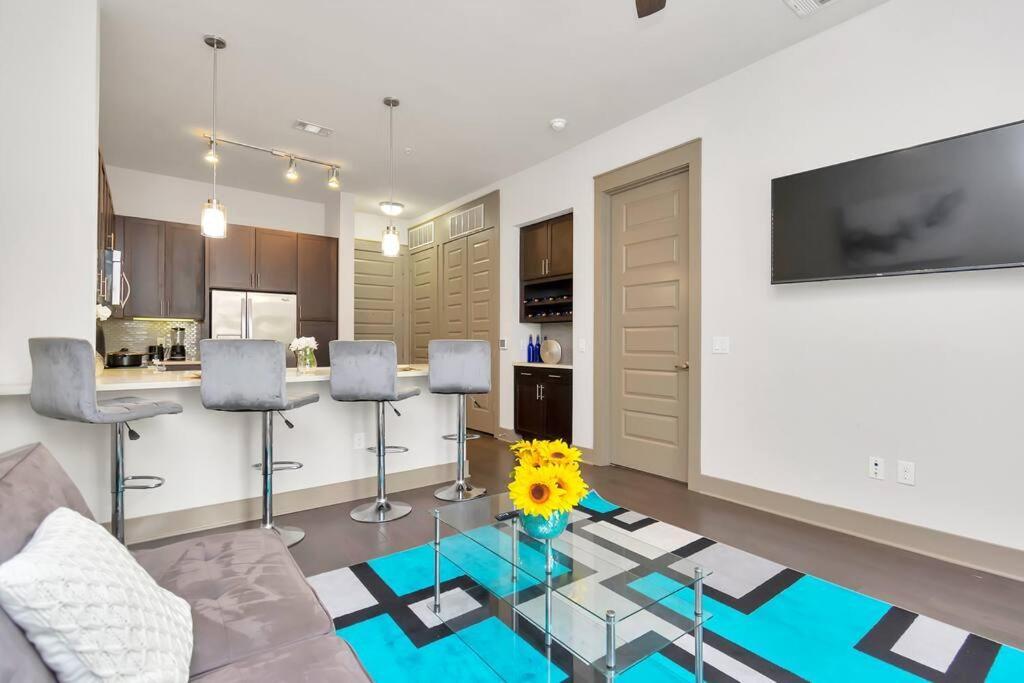 U1 Penthouse With Car Dwntown 1br 1bth *