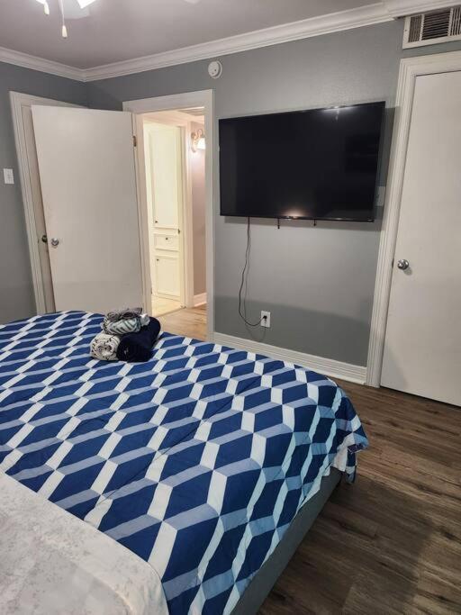 Blue Shark *e2* @ Midtown 1br King *