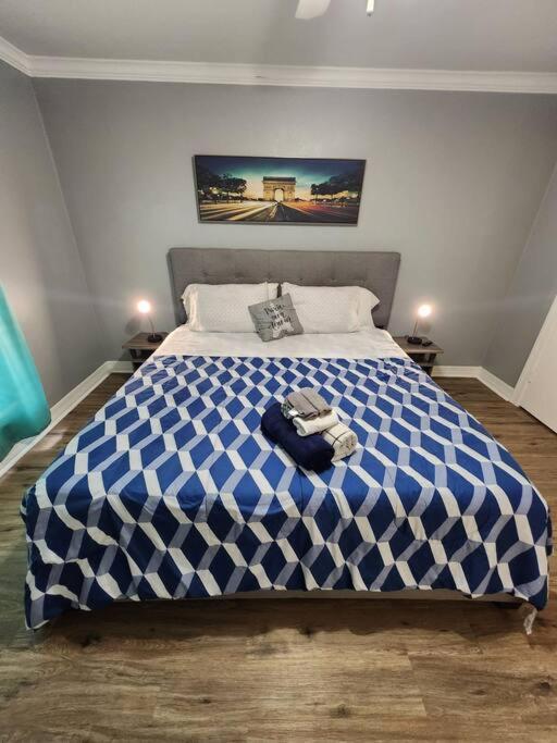 Blue Shark *e2* @ Midtown 1br King * Houston