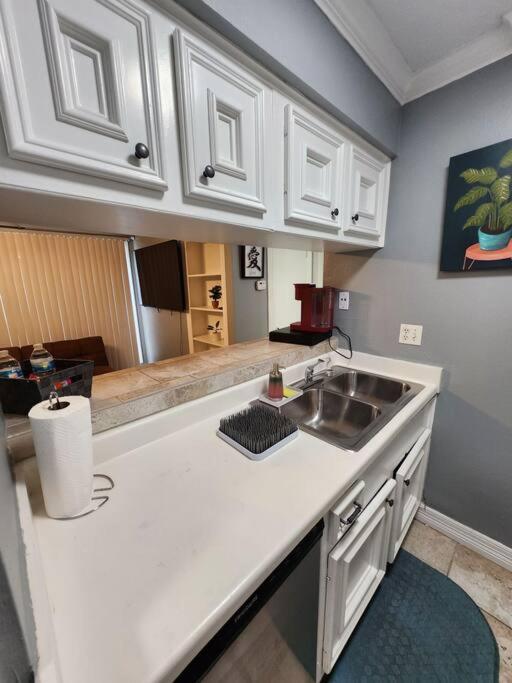 Blue Shark *e2* @ Midtown 1br King Apartment *
