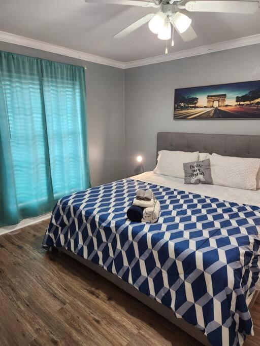 Blue Shark *e2* @ Midtown 1br King Apartment