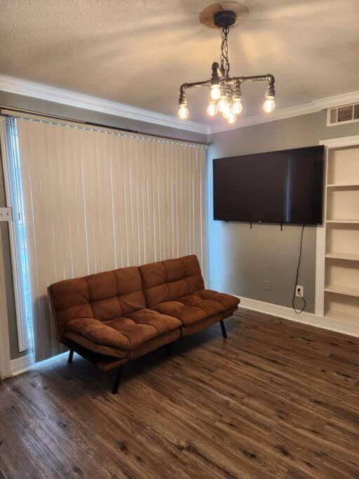 Blue Shark *e2* @ Midtown 1br King Houston