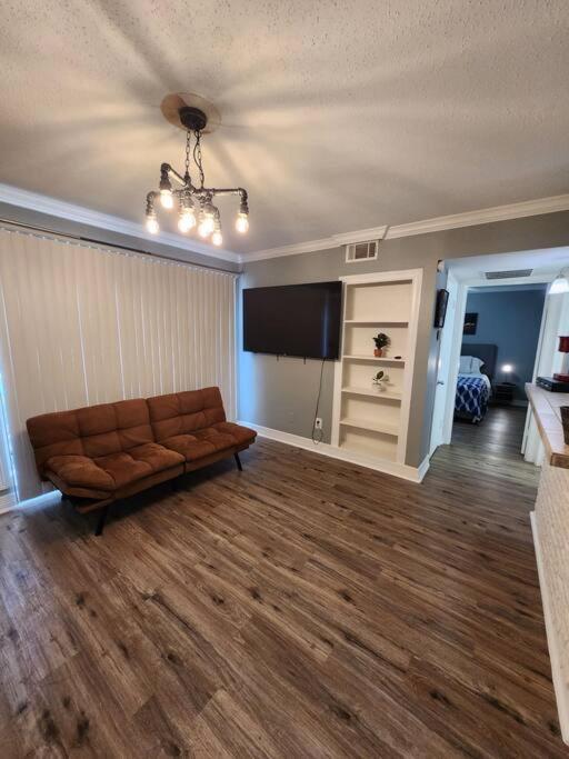 Blue Shark *e2* @ Midtown 1br King Apartment Houston