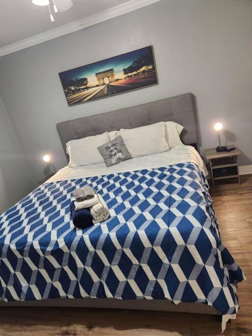 Blue Shark *e2* @ Midtown 1br King Apartment
