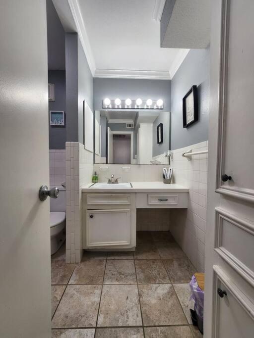 Blue Shark *e2* @ Midtown 1br King Apartment