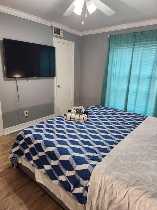 Blue Shark *e2* @ Midtown 1br King Apartment *
