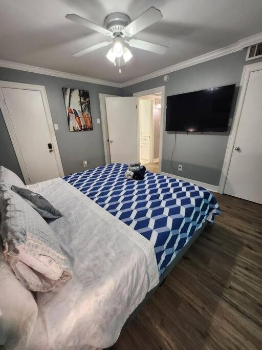 Blue Shark *e2* @ Midtown 1br King * Houston
