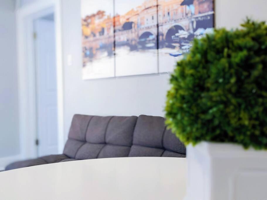 Elegant 1 Bed Montrose - Rome @the Italian Plaza Lodge