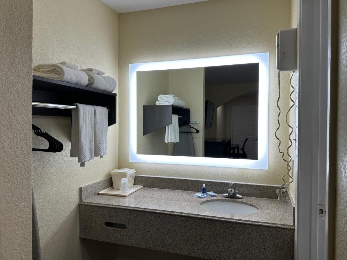 Hotel Rodeway & Hwy 290 Nw 2*