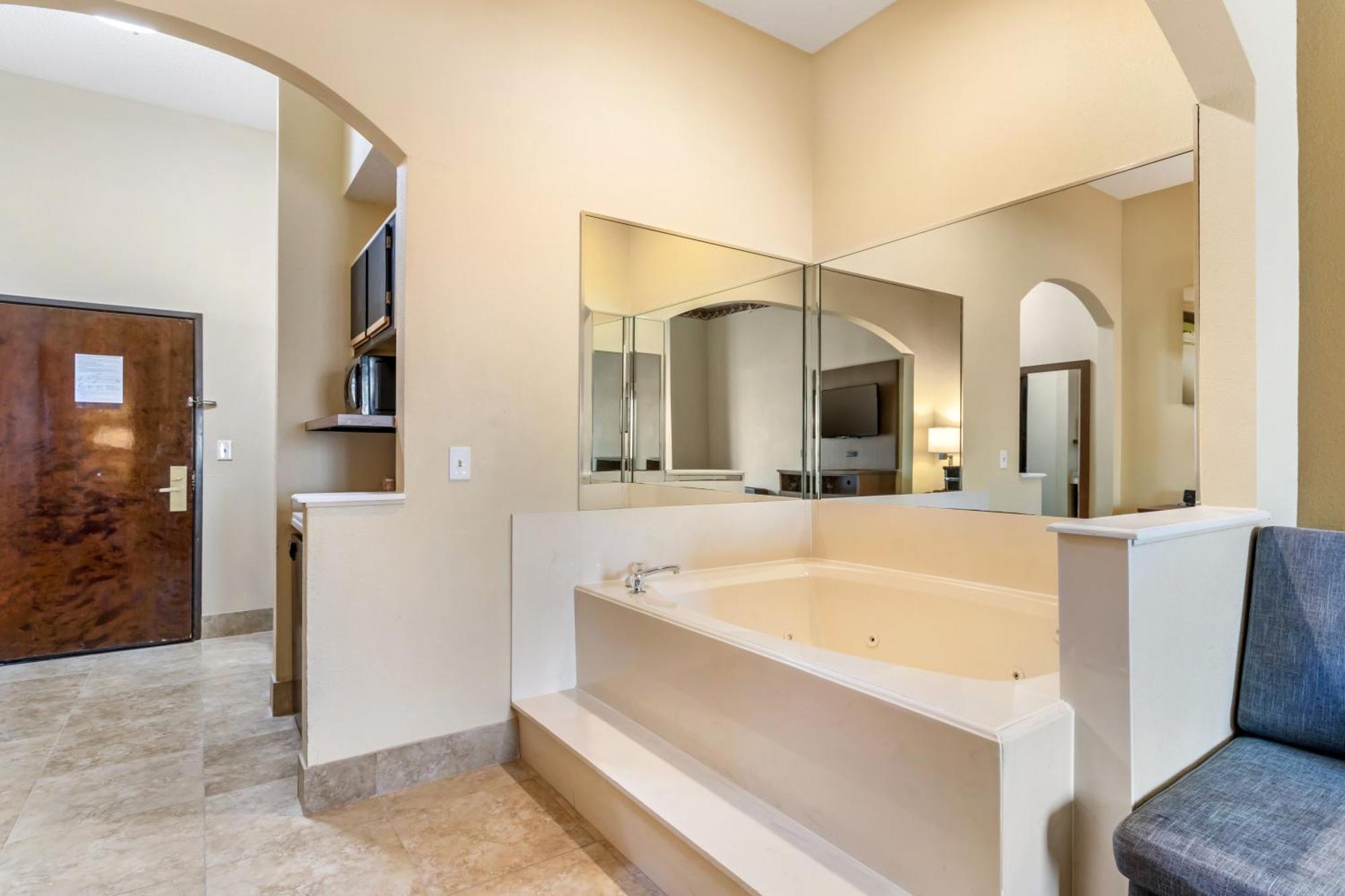Hotel Comfort Bush Intercontinental Airport 3*