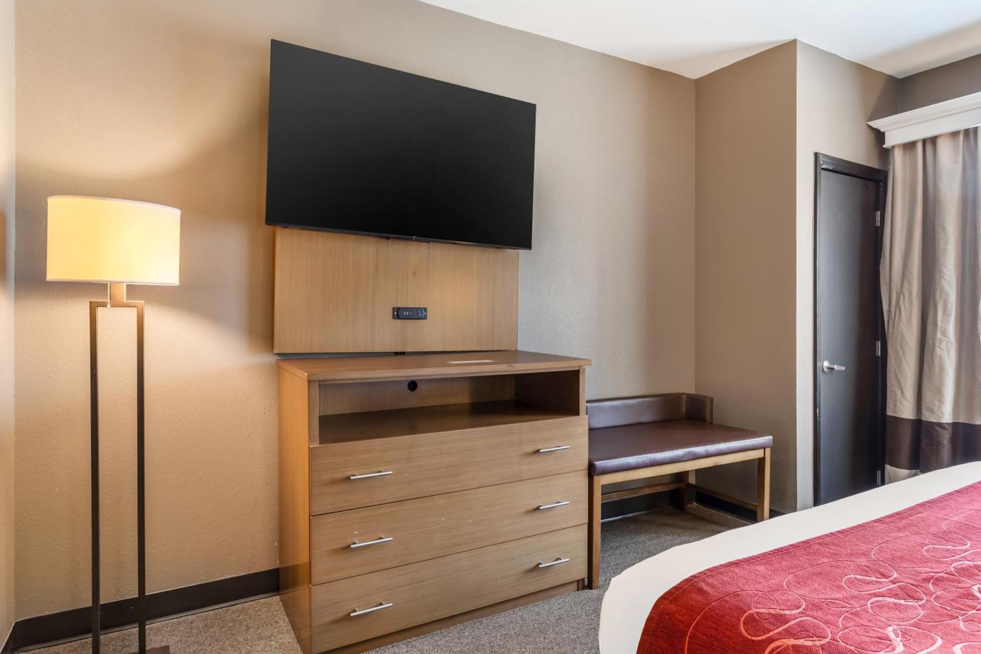 Hotel Comfort Bush Intercontinental Airport 3*