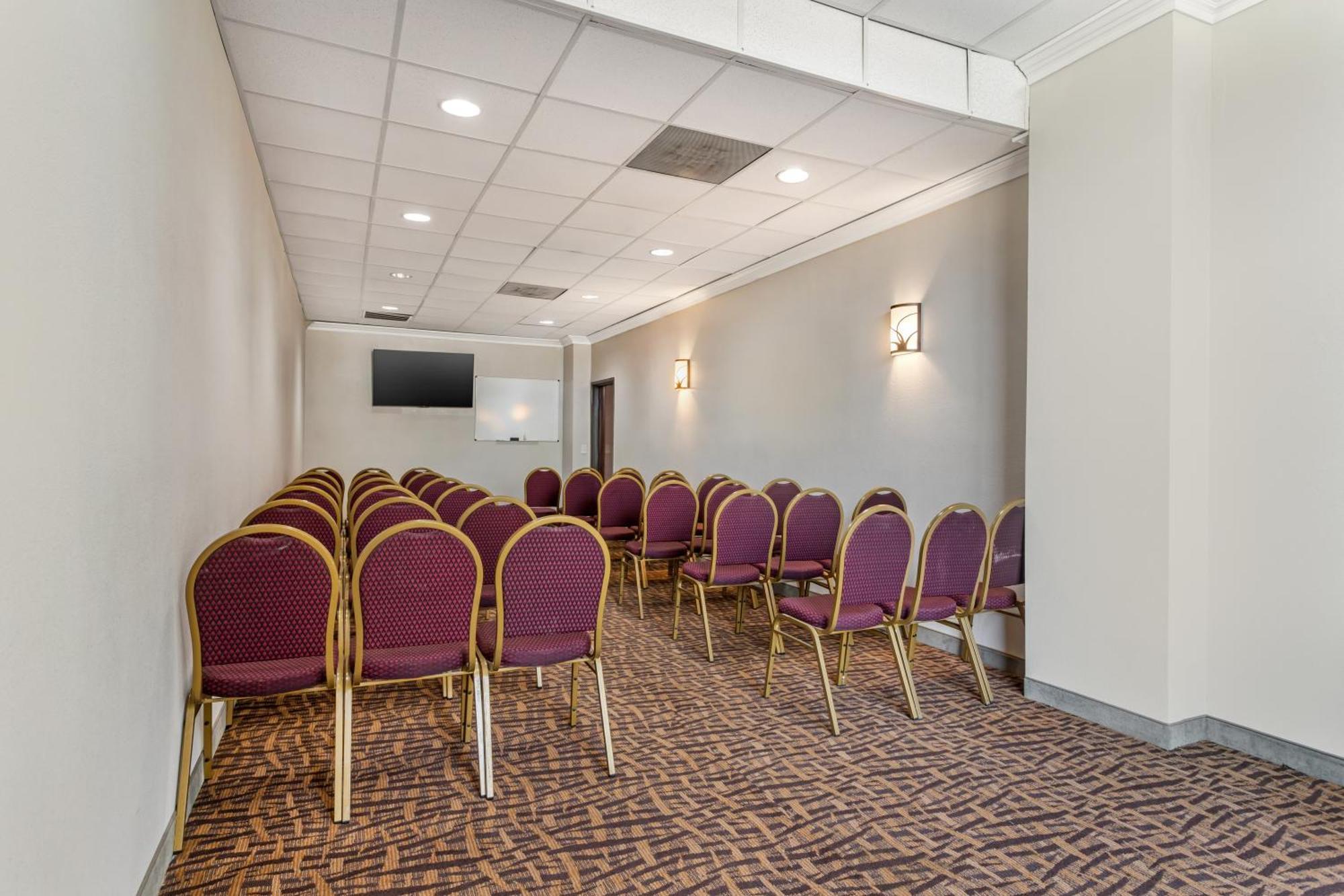 Comfort Bush Intercontinental Airport 3*