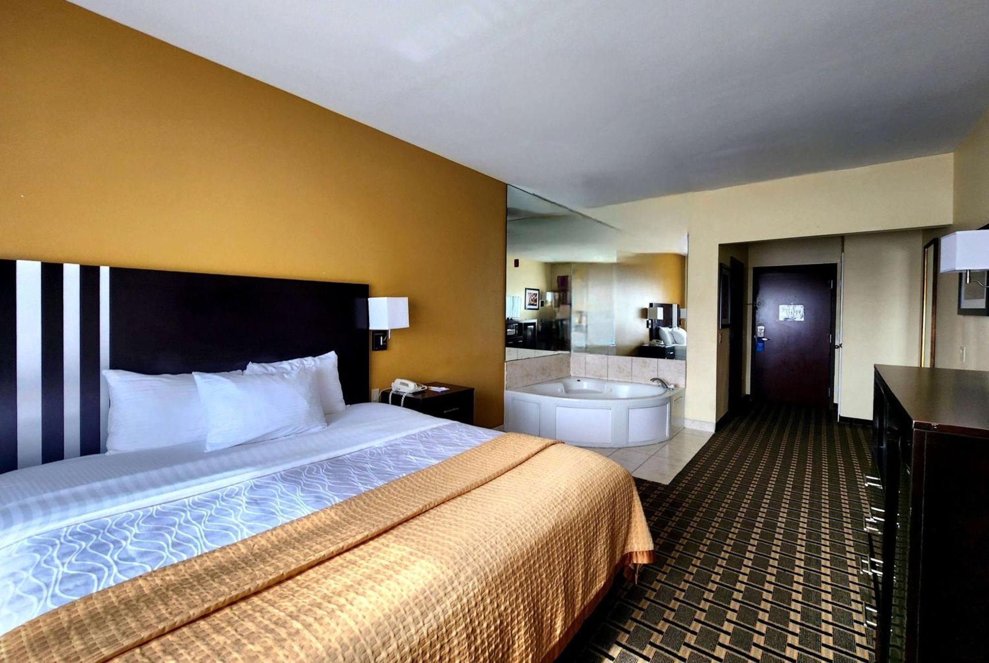 Days & By Wyndham Sam Tollway Hotel