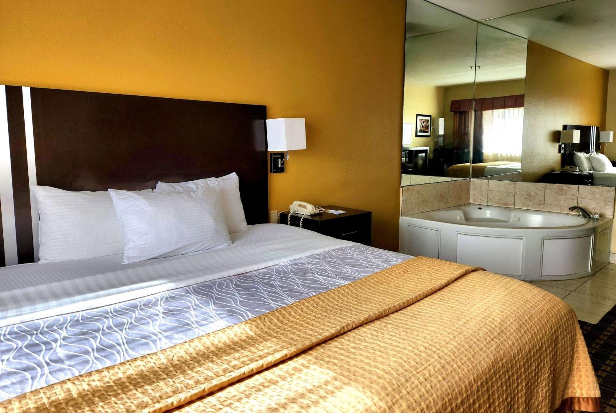 Hotel Days & By Wyndham Sam Tollway 3*