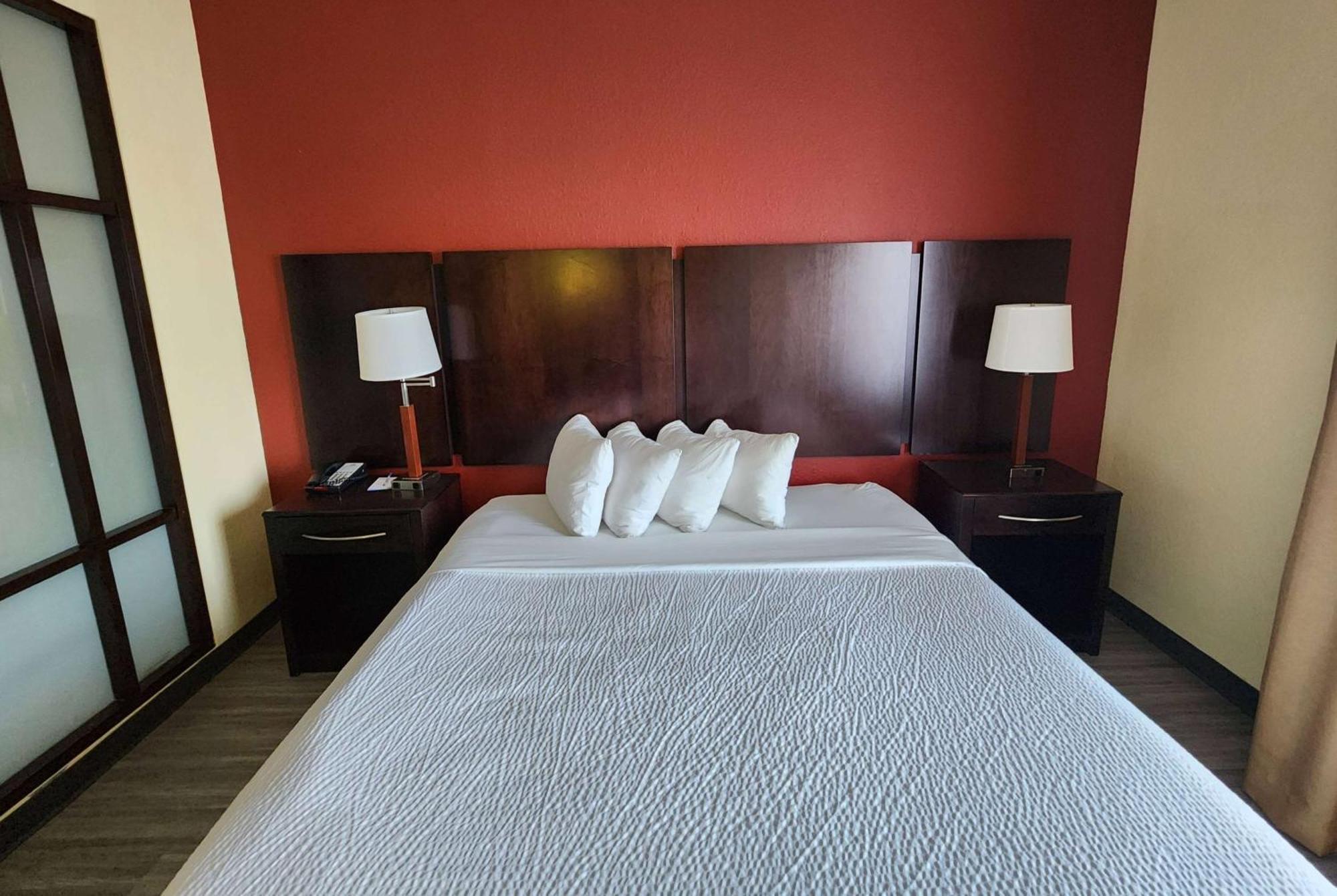 Hotel Days & By Wyndham / West Energy Corridor 3*