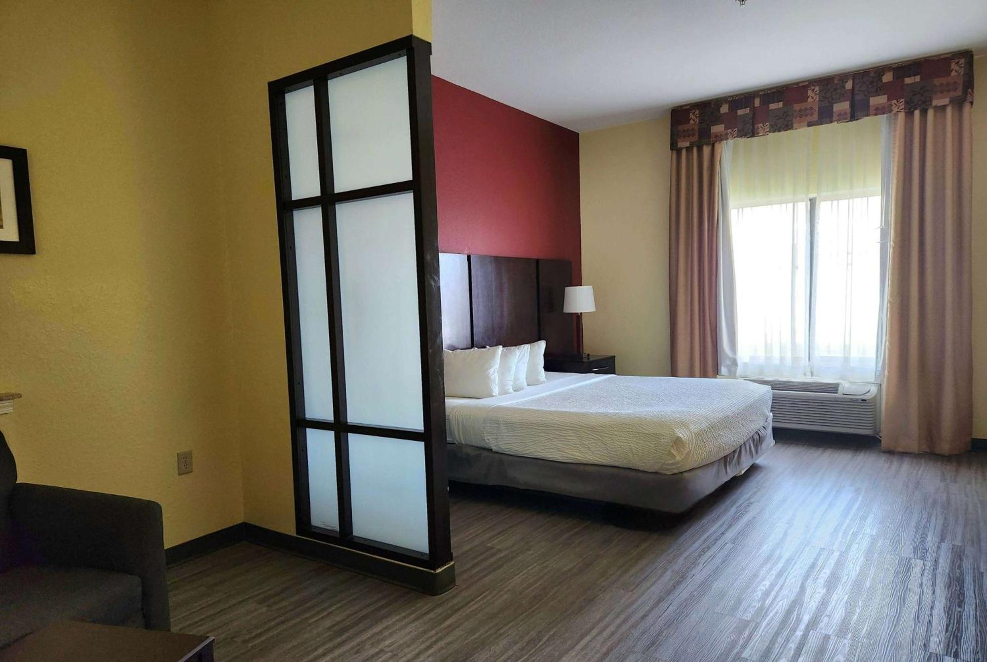 Days & By Wyndham / West Energy Corridor Hotel 3*