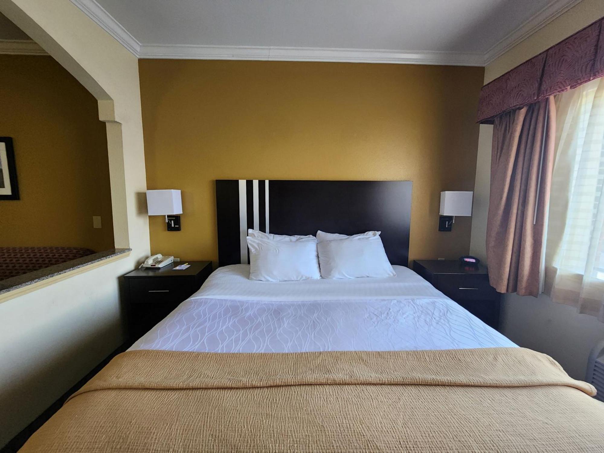 Days & By Wyndham Sam Tollway Hotel 3*