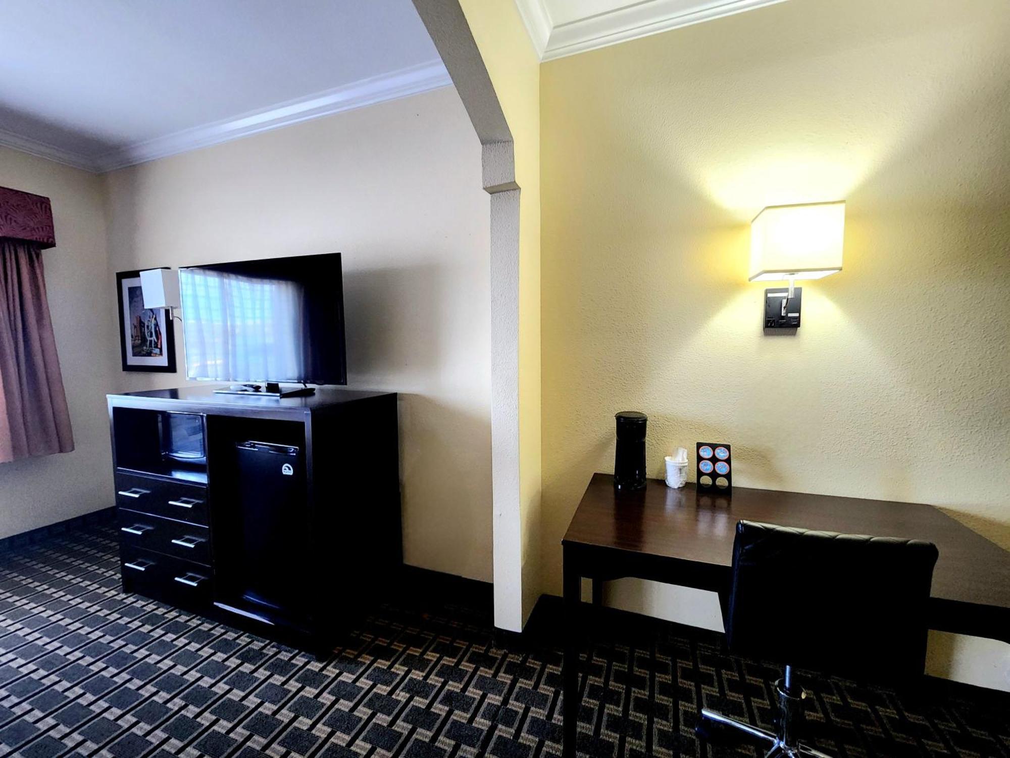 Hotel Days & By Wyndham Sam Tollway