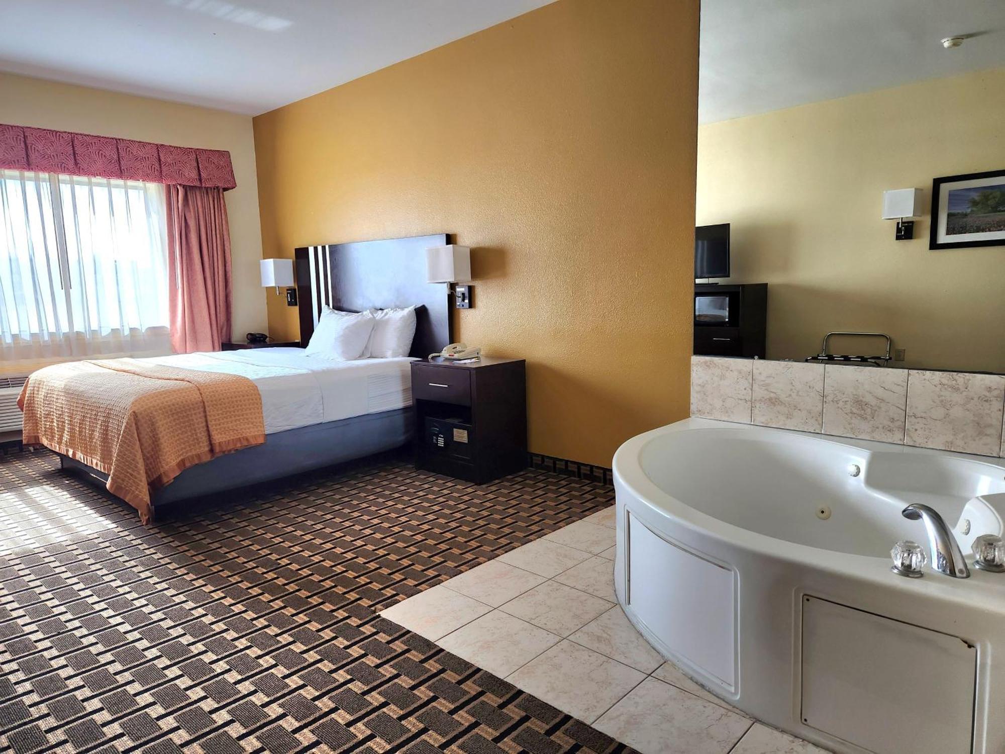 Hotel Days & By Wyndham Sam Tollway 3*