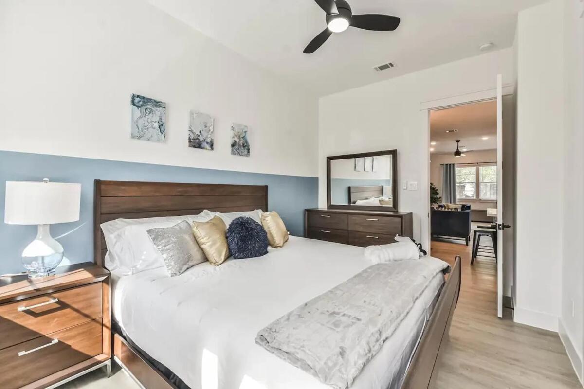 Inter-connected Duplex 8br Sleeps 22 Swim Holiday home Houston
