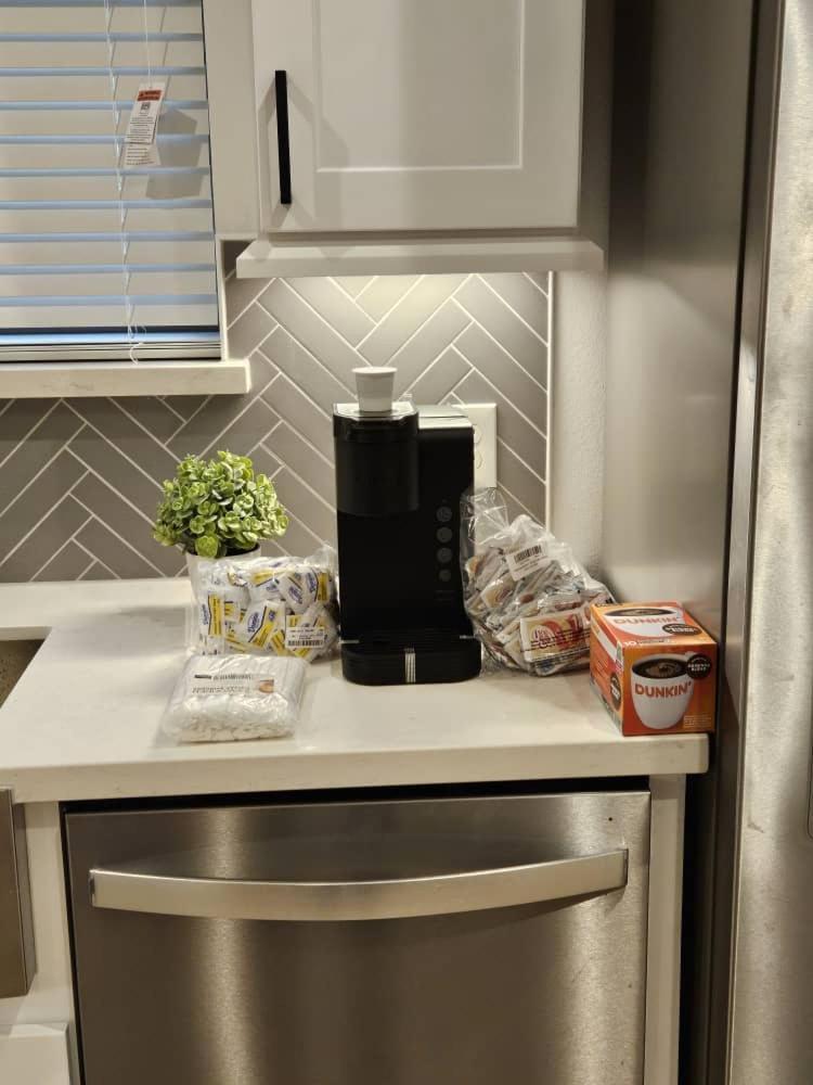 Holiday home Luxury Charming 3br 3bath Free Wi-fi 8 Guests, Gated Home, Downtown *