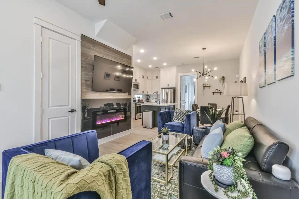 Inter-connected Duplex 8br Sleeps 22 Swim * Houston