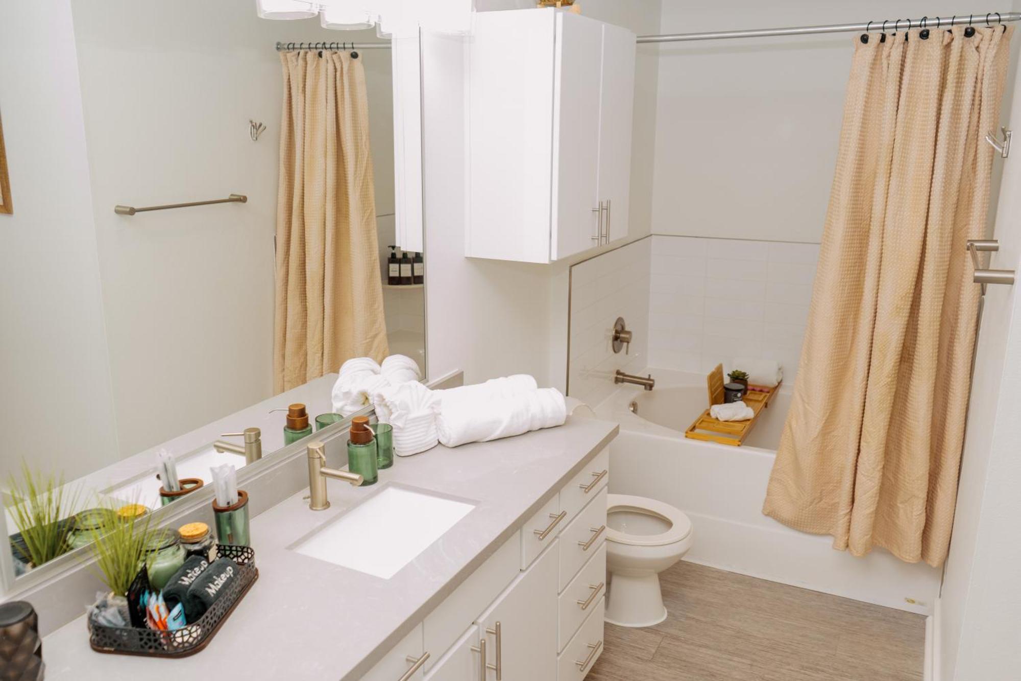 Downtown/midtown Loft-pool-free Parking