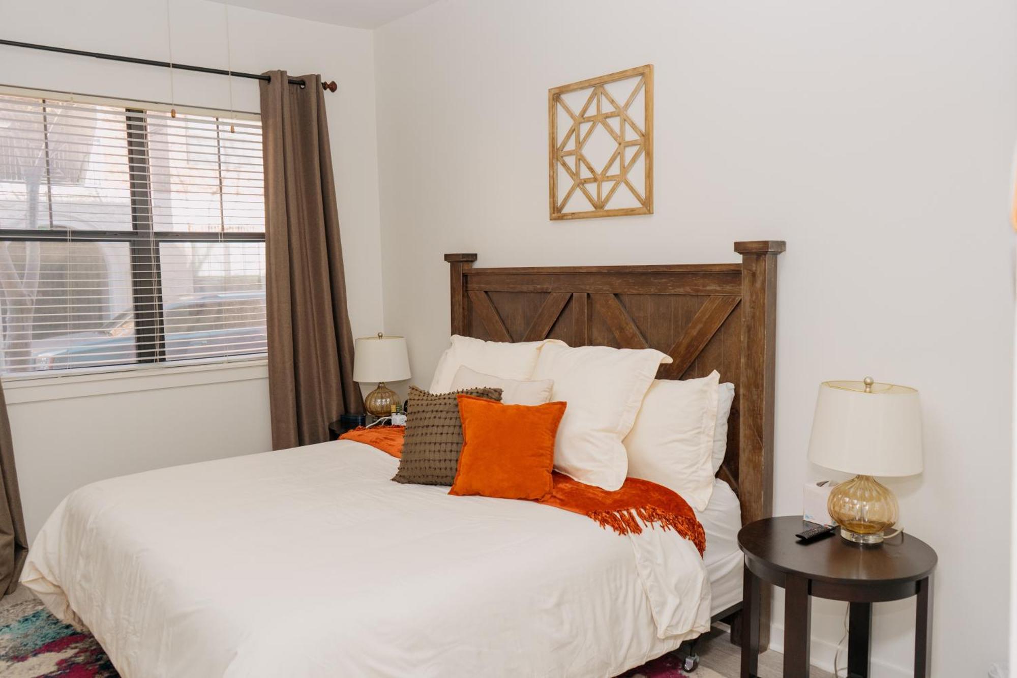 Downtown/midtown Loft-pool-free Parking *