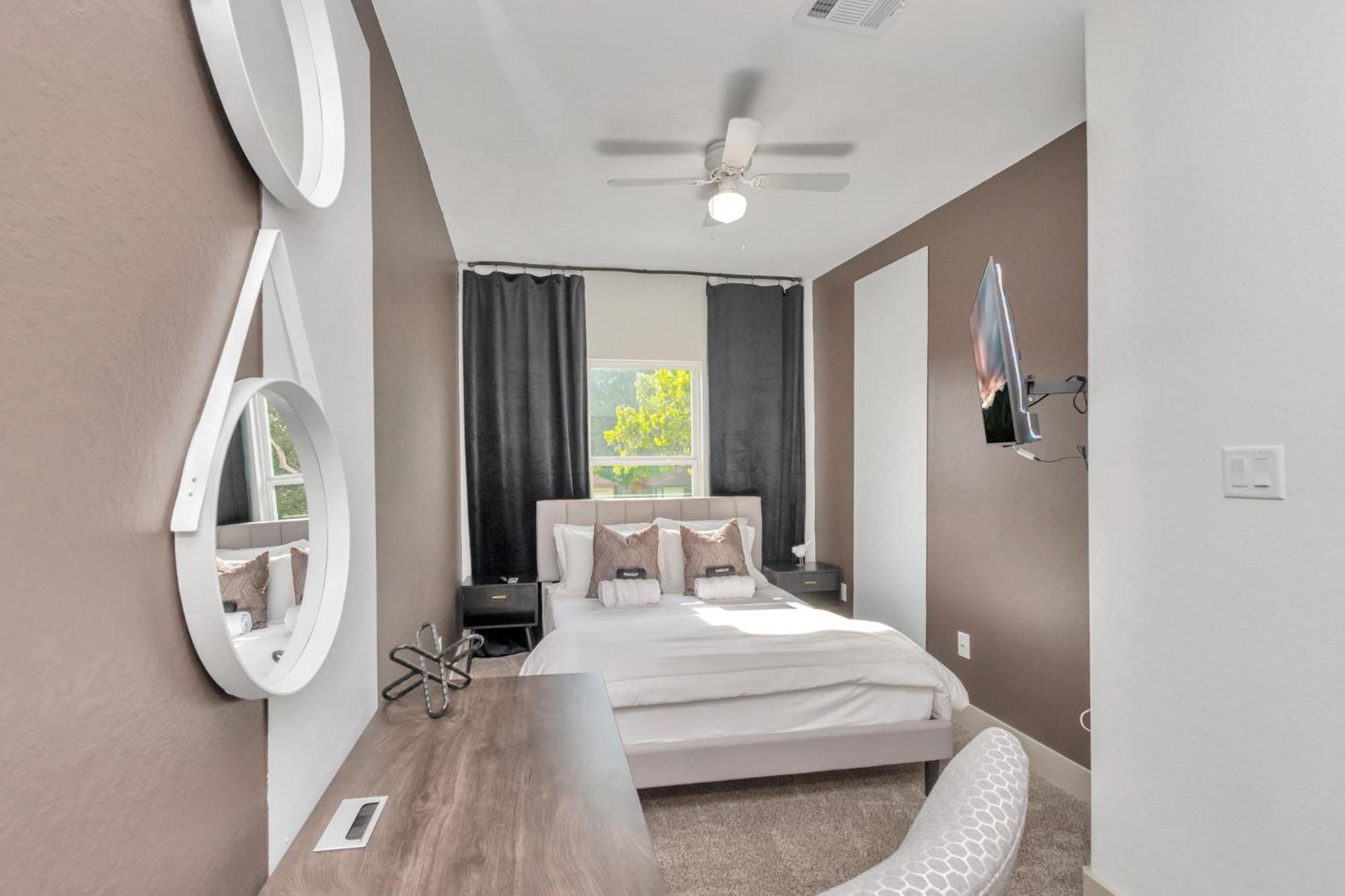 2 Homes! Sleeps 18, Games, Gated Parking & More! Apartment *