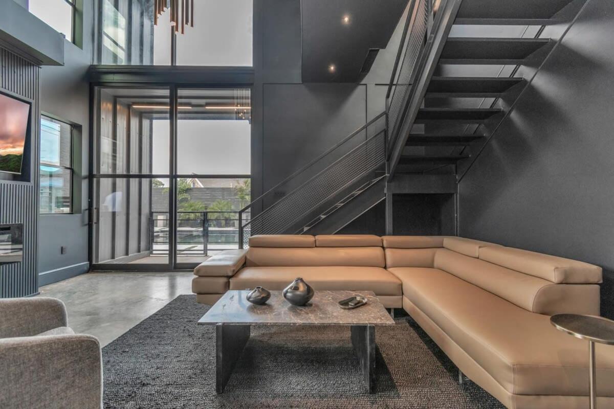 Poolside Loft: Great For Events Holiday home Houston