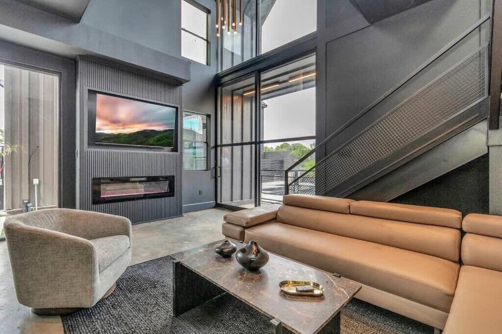 Poolside Loft: Great For Events Holiday home *